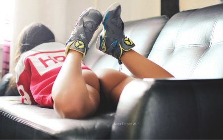 Голые попки в кроссовках