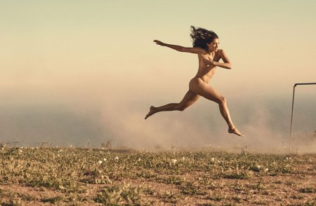 Девушки бегают голышом