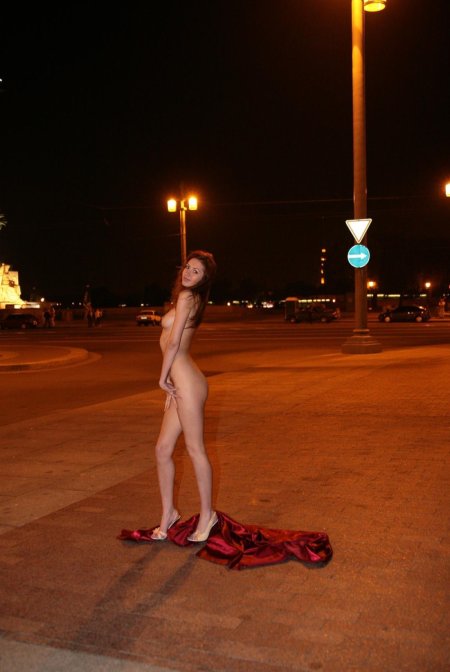 Девушки раздеваются на улице