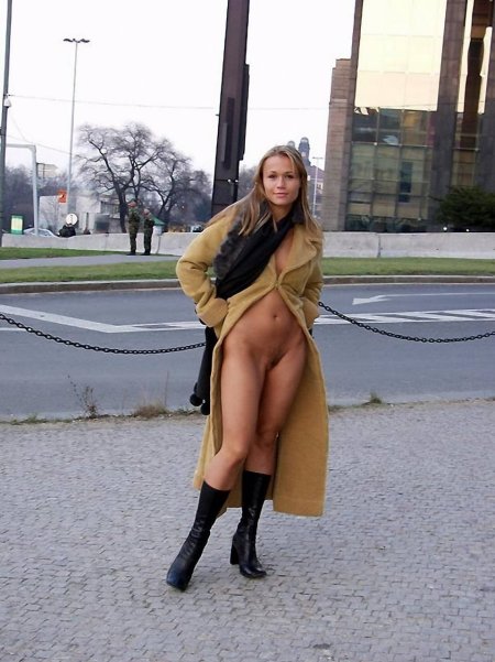 В чулках без трусов на улице