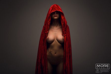 Эротическая фотосессия в плаще