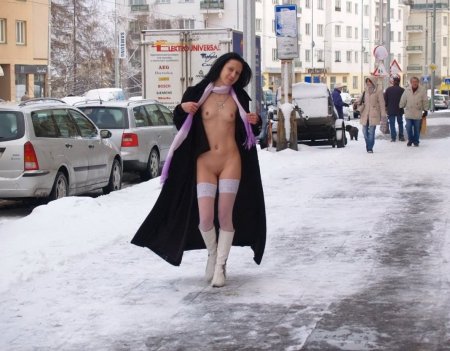 В чулках без трусиков на улице