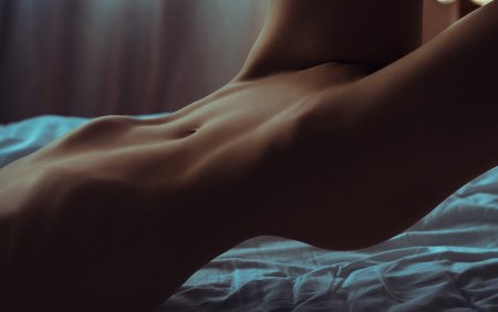 Красивый голый животик
