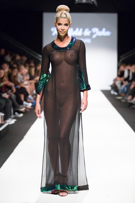 Микаэла Шефер на подиуме