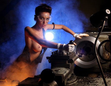 Снимки на заводе в стиле ню