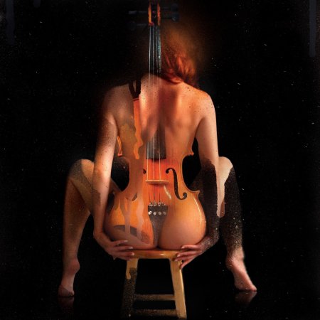 Ню с музыкальными инструментами