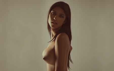 Красивая девушка с сиськами в профиль