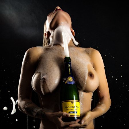 Фотосессию ню с шампанским