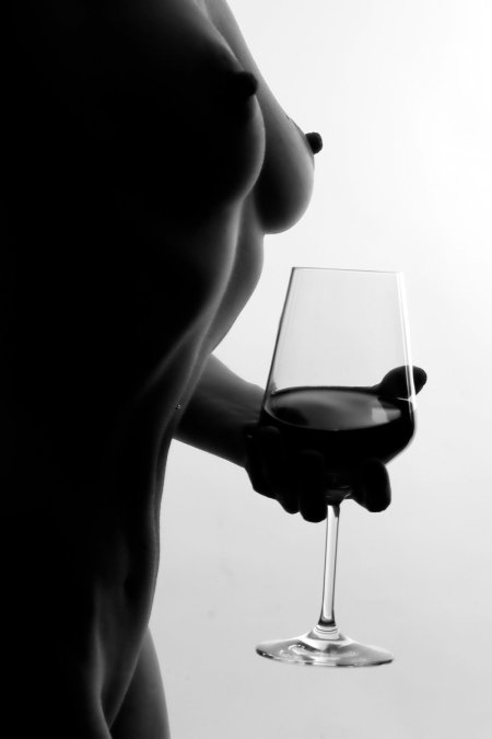 Красивые голые женщины с бокалами