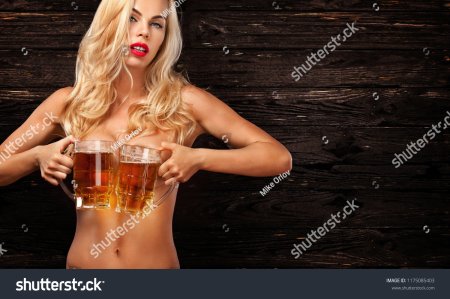 Блондинка с пивом