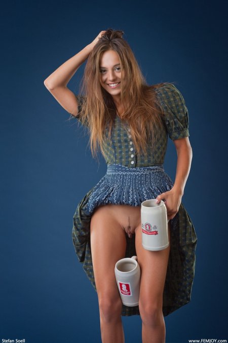 Девушка с пивом без трусов