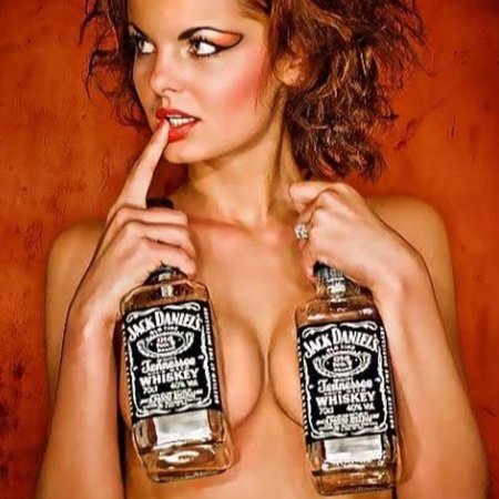 Девушка с бутылкой