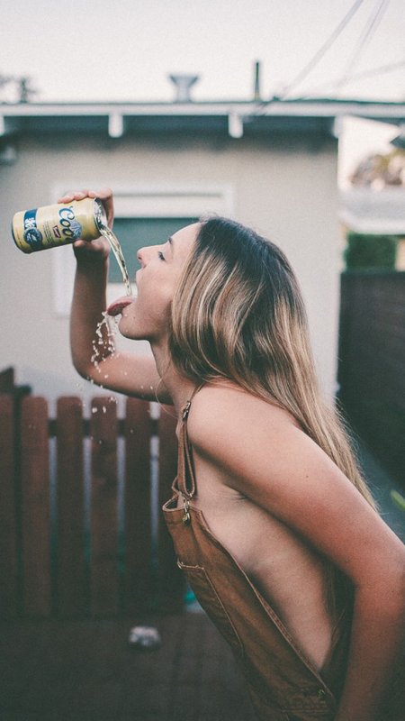 Девушка с пивом