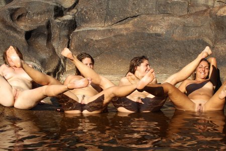 Голые бабы купаются в озере