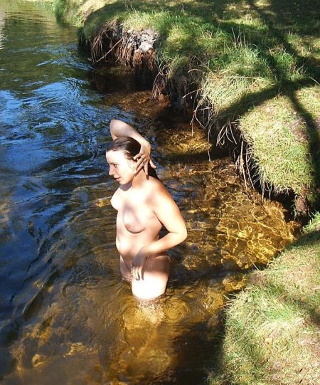 Голые женщины купаются в пруду