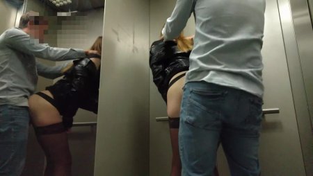 Офисный разврат в лифте лесби