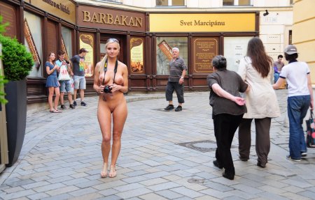 Обнажаются в общественных местах