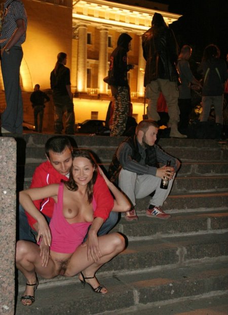 Голые девки в общественных местах