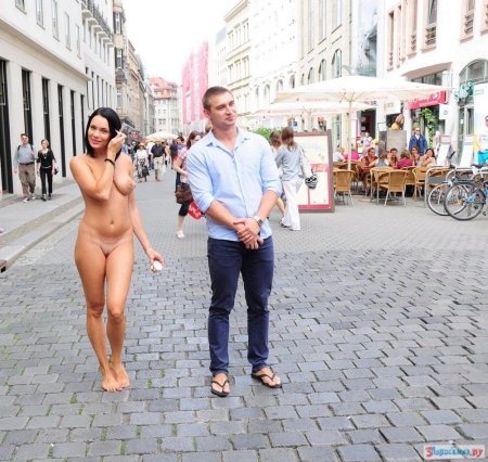 Девушка раздевается в общественном месте