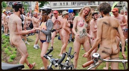 Голые женщины на фестивале