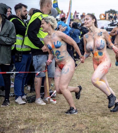 Забег голых женщин в Испании