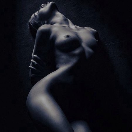 Эротические снимки в темноте