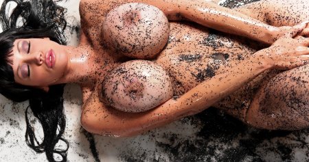 Девушки с силиконовыми сиськами в грязи