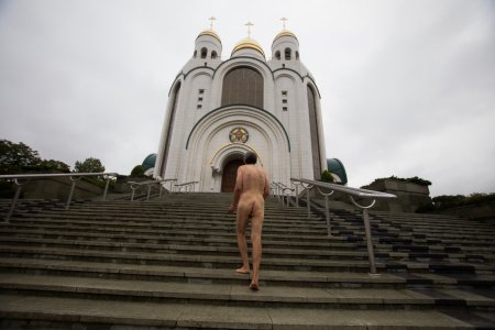 Крещение голых женщин в храме