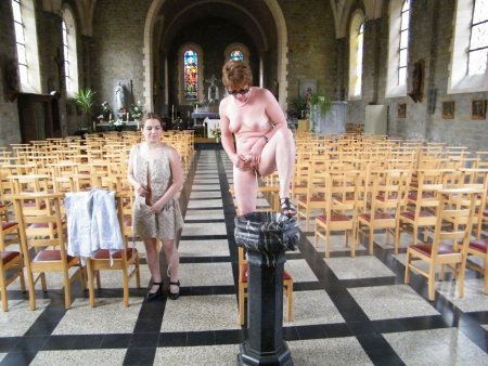 Голые женщины в церкви фото