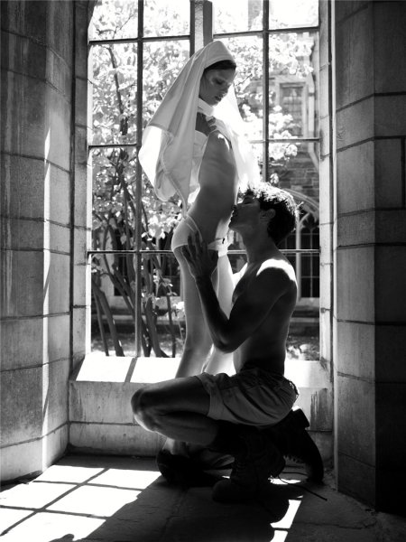 Эро фотосессия в церкви