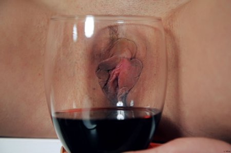 Порнографическая фотосессия с вином