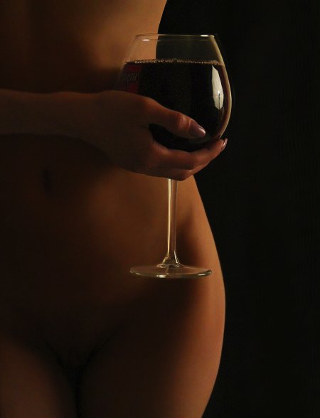 Голая с бокалом вина