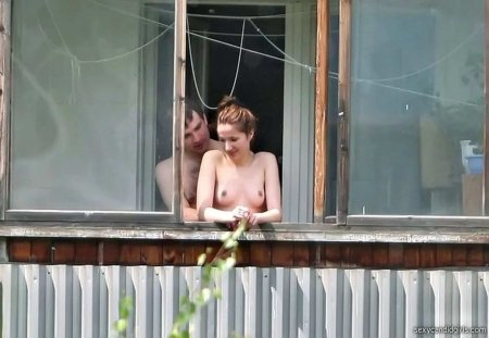 Голые в окнах соседних домов