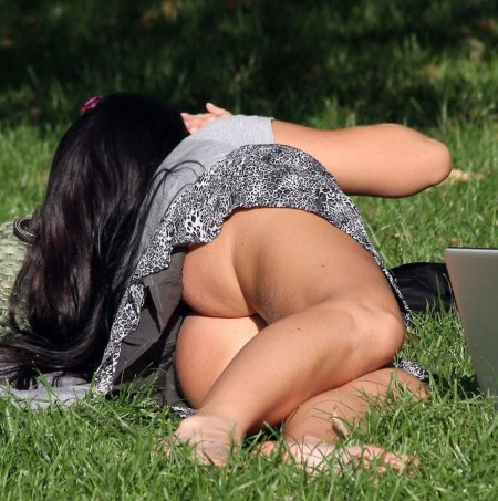 Подглядывание за женщинами без трусов