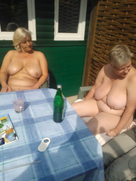 Голые пожилые на даче женщины