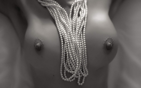 Голые девчонки в жемчужных бусах