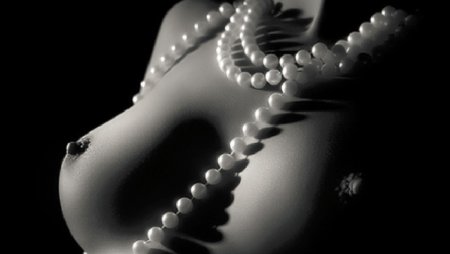 Женская грудь в каплях воды