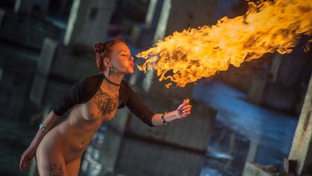 Огненные голые женщины