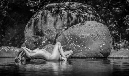 Голая на Гранитном Камне