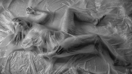 Девки голые в полиэтилене