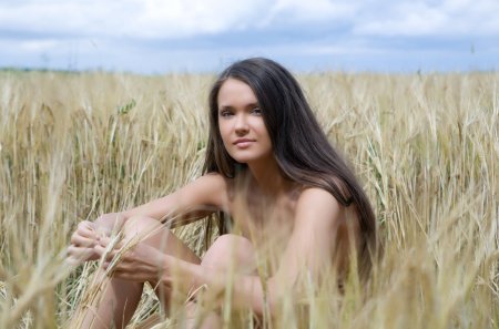 Эротическая фотосессия в поле