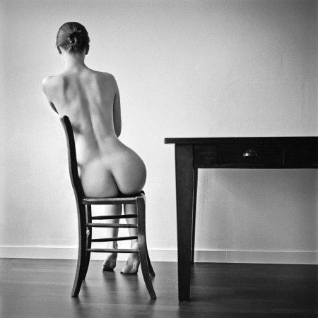 Голая женщина на табуретке