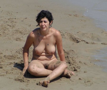 Голые пожилые женщины на пляже