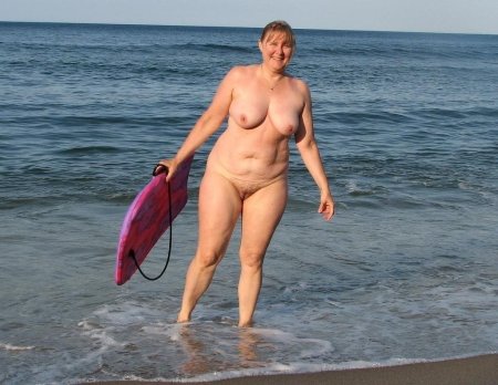 Голые взрослые женщины на пляже