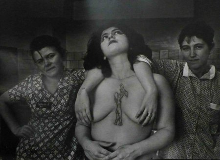 Голые женщины в женской тюрьме