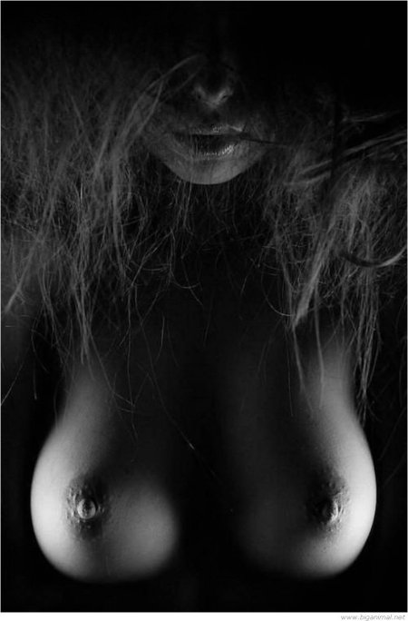 Грудь в темноте