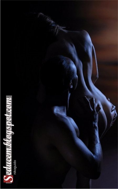 Эро брюнетка в темноте частное