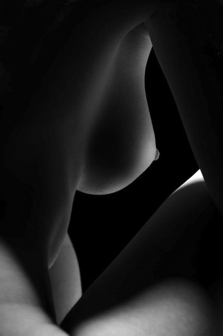 Красивые сиськи в темноте