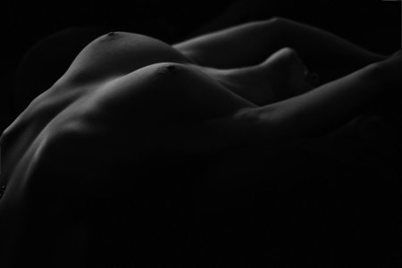 Сиськи девок в темноте голые