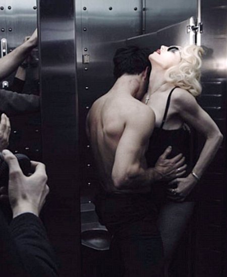 Девушка и мужчина в лифте